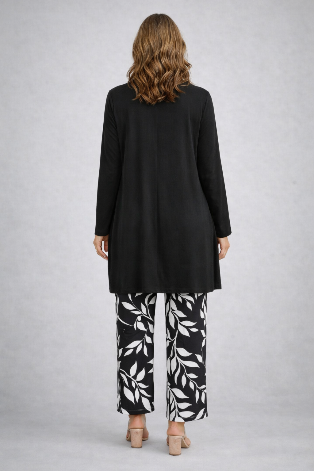 Ensemble de 3 pièces Eponine de Danoir Paris, comprenant un soutien-gorge, slip et nuisette en noir, détails élégants et confortables.