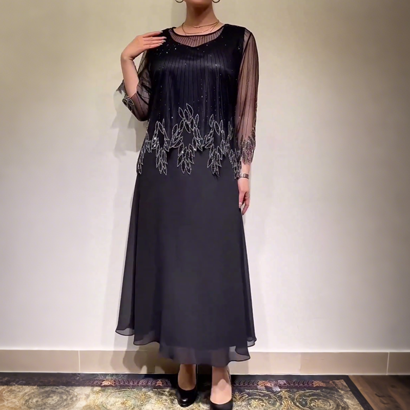 Robe midi décontractée élégante de Danoir Paris en noir, portée avec manches longues et coupe moderne.