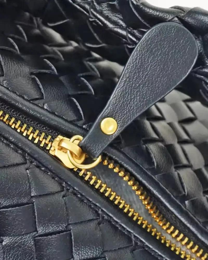 Sac à main noir Danoir Paris The London, en cuir avec poignée élégante et fermeture métallique.