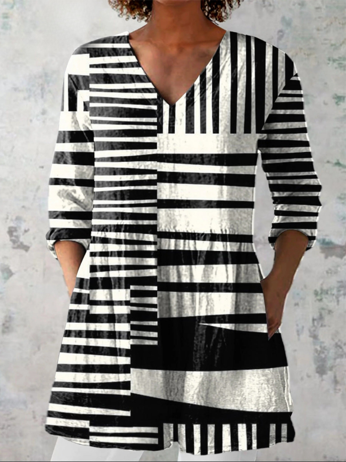 Blouse longue Sophie de Danoir Paris en noir et blanc avec col en V, tissu fluide et élégant, vue de face.