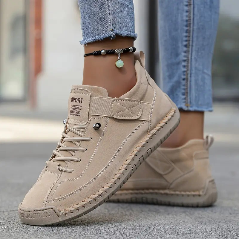 Chaussures de sport Danoir Paris™ blanches, confortables et soutenantes, vues de côté.