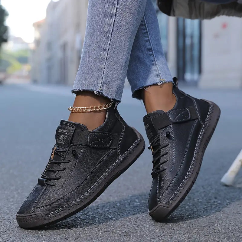 Sneakers confortables et de soutien de Danoir Paris en blanc, chaussure de sport pour homme ou femme, vue de face.
