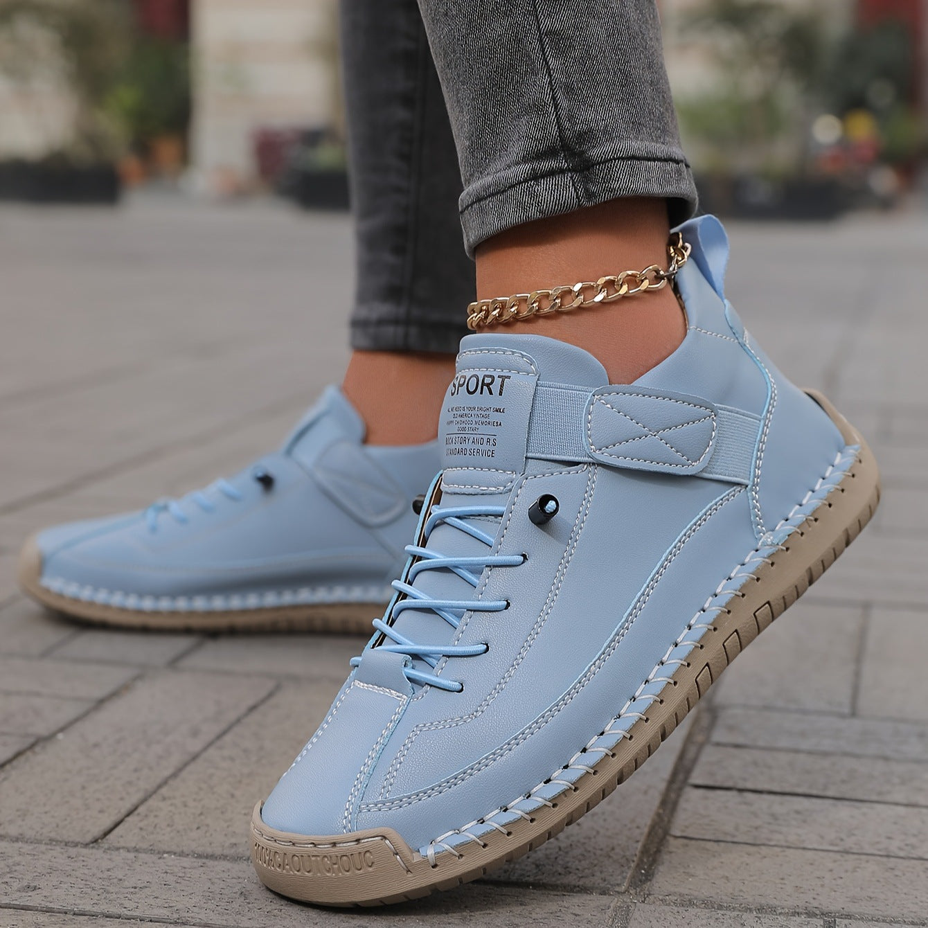 Sneakers confortables et de soutien de la marque Danoir Paris, en blanc, pour un look décontracté et tendance.