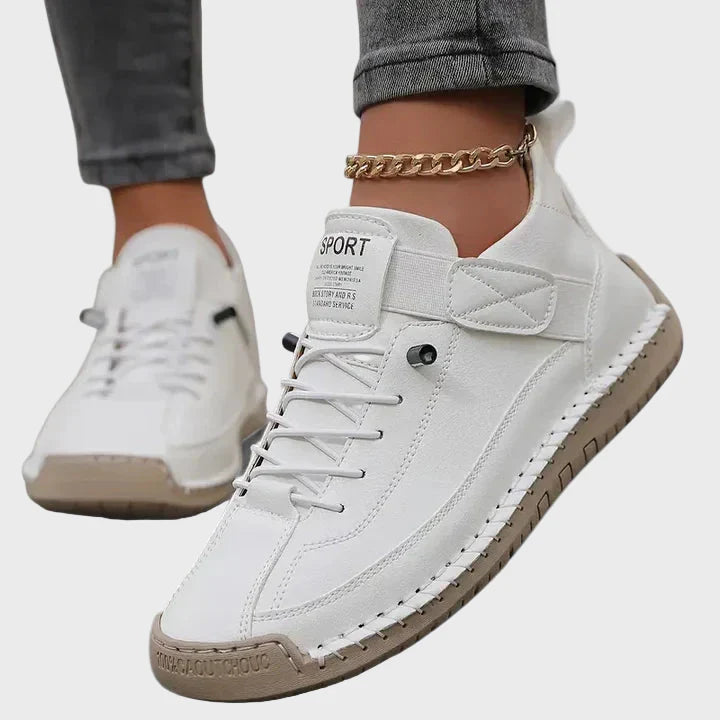 Chaussures de sport Danoir Paris™ blanches, confortables et soutenantes, vues de face sur fond blanc.
