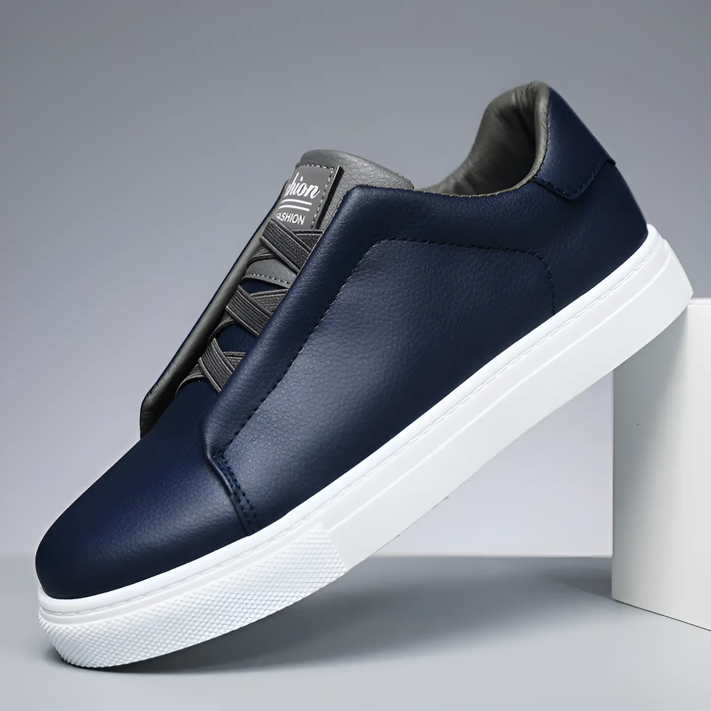 Sneakers chic Bernardo™ de Danoir Paris en blanc, détails élégants et design moderne, vue de face sur fond neutre.