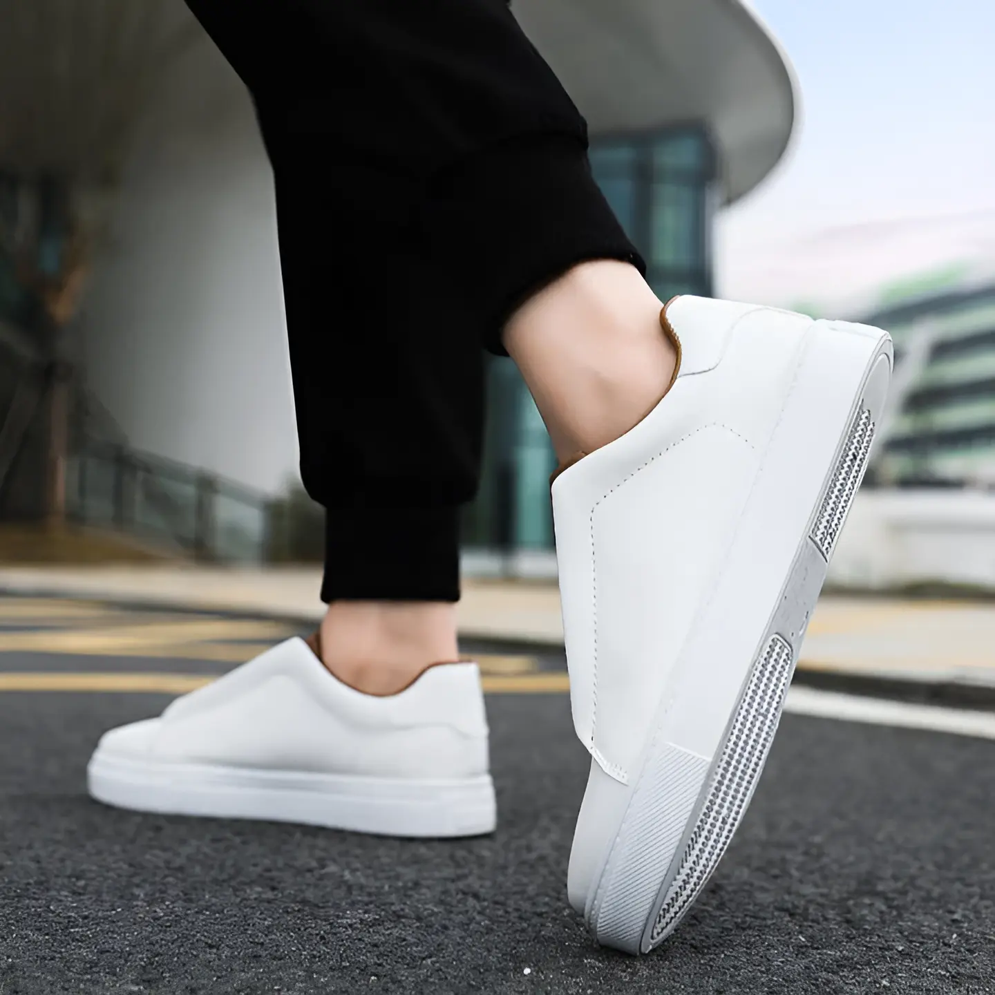 Sneakers chic Bernardo™ blanches pour femme, Danoir Paris, en cuir avec semelle blanche élégante et design moderne.