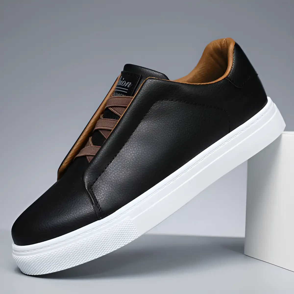 Sneakers blanches Bernardo™ Danoir Paris, design chic en cuir avec semelle blanche, vue de face sur fond neutre.