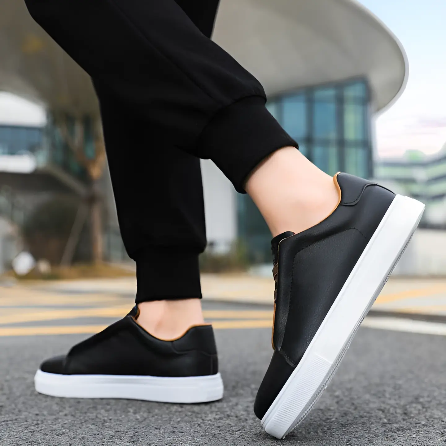 Sneakers chic blanches Danoir Paris Bernardo™ en cuir avec semelle blanche et design élégant, taille 39.