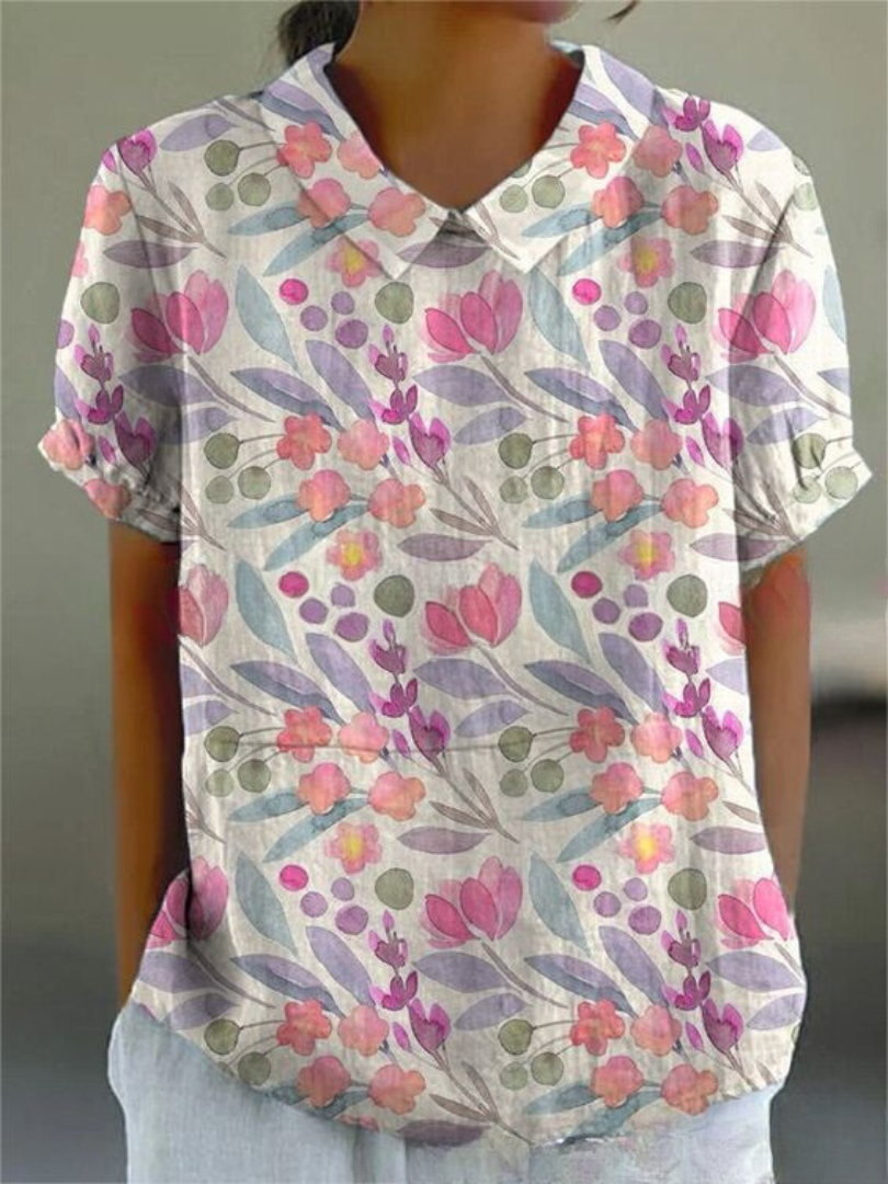 Chemise fleurie élégante Sofia de Danoir Paris portée, en tissu blanc avec motif floral délicat.