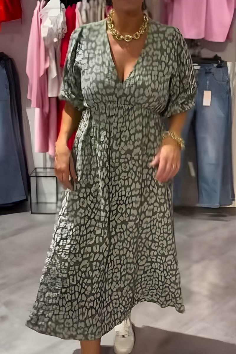 Robe d'été élégante Claudia de Danoir Paris en blanc, tissu léger et fluide, vue de face sur mannequin.