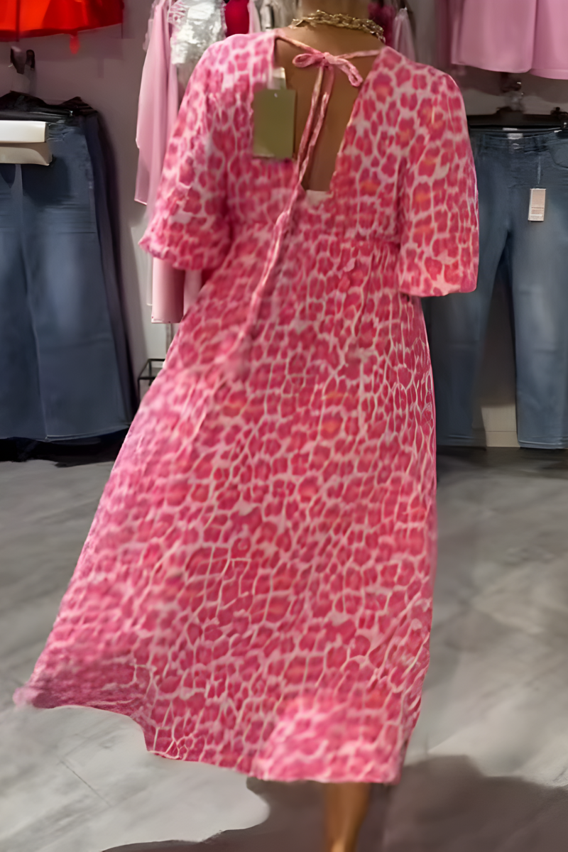 Robe d'été blanche élégante Claudia par Danoir Paris, tissu léger et coupe fluide, portée pour une allure chic et raffinée.