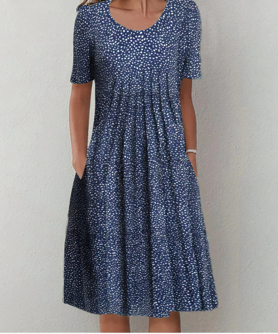 Robe florale élégante Danoir Paris pour femmes, avec motifs colorés et coupe raffinée, en tissu léger blanc et rouge.