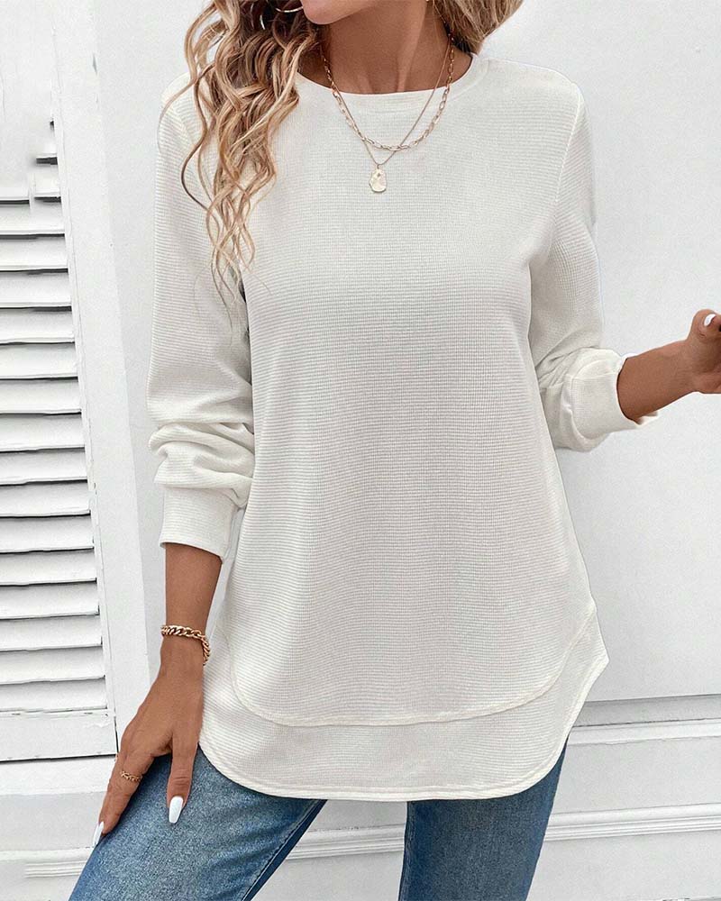 Haut long à manches confortables Danoir Paris, blanc, en tissu doux, porté sur un mannequin, style décontracté et élégant.