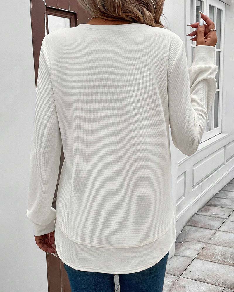 Haut long à manches confortables Danoir Paris Alisa en tissu blanc, porté en détail sur un mannequin.