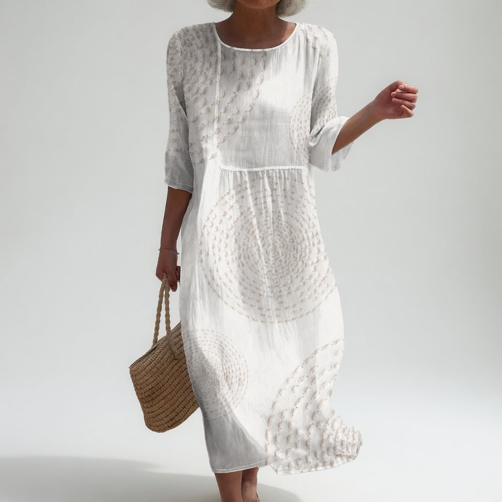 Robe midi élégante Améliane™ de Danoir Paris avec détails délicats, en tissu blanc, portée par un mannequin.