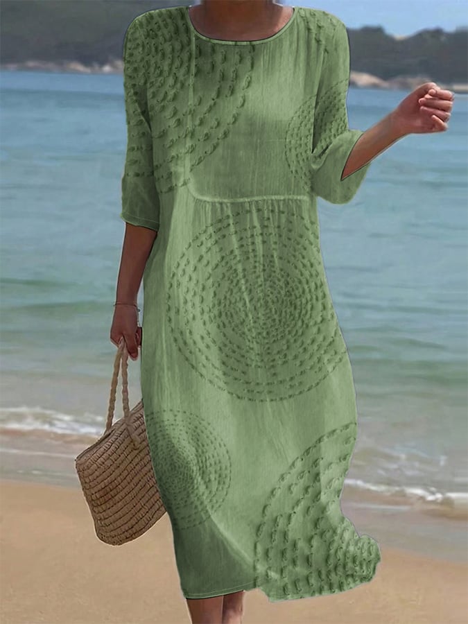Robe midi élégante Améliane™ de Danoir Paris avec détails délicats, en tissu blanc, portée pour une allure chic et sophistiquée.