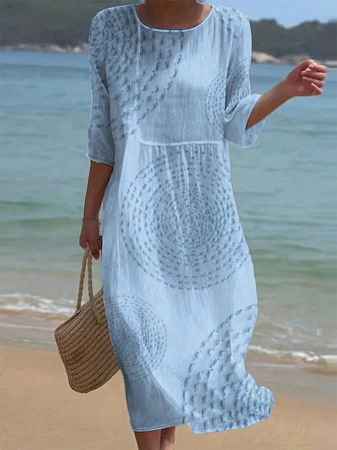 Robe midi élégante Améliane™ de Danoir Paris avec détails délicats, en tissu blanc, portée avec élégance.