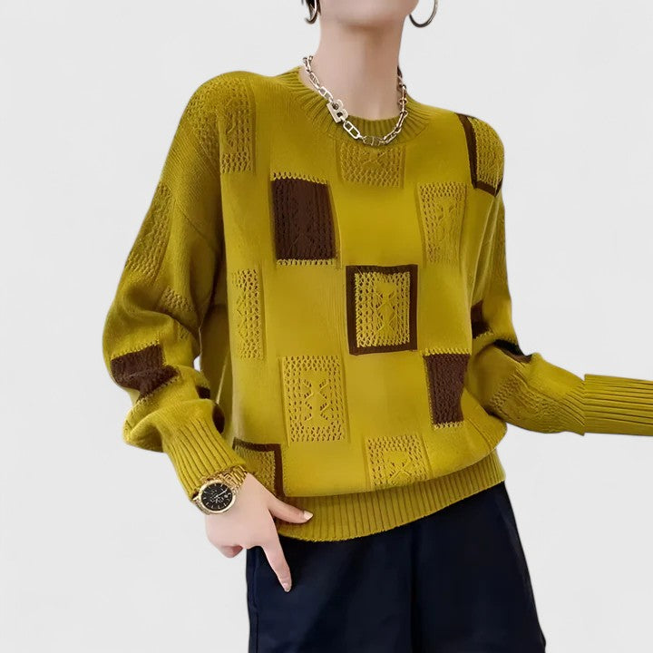 Pull sophistiqué blanc Danoir Paris Aymbr, en laine douce, avec col en V et manches longues, porté sur un mannequin.