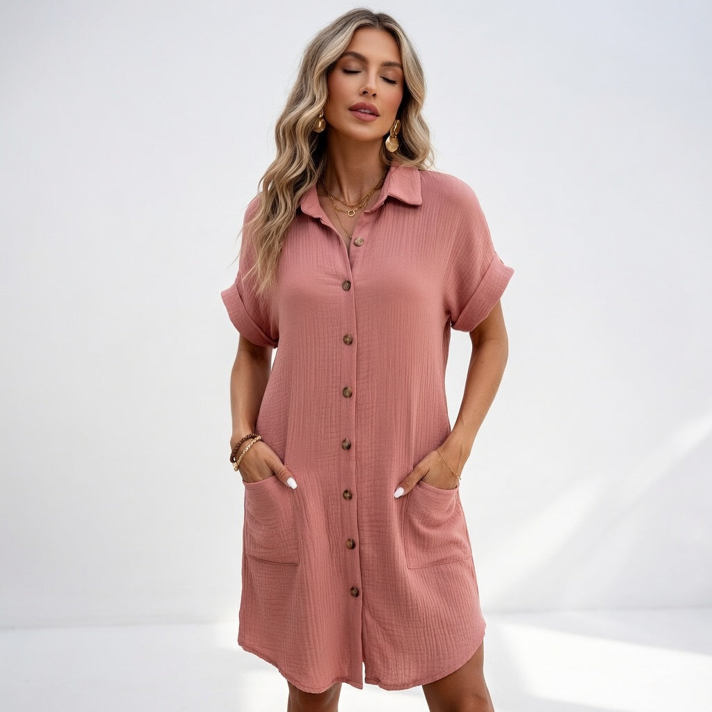 Robe chemise élégante Béatrice™ de Danoir Paris en blanc, tissu fluide, coupe confortable, idéale pour une tenue chic et décontractée.