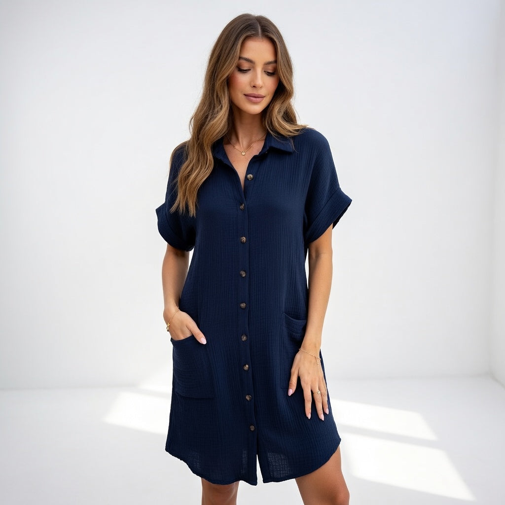 Robe chemise élégante blanche Béatrice™ de Danoir Paris, tissu fluide et coupe flatteuse, parfait pour une allure chic et décontractée.