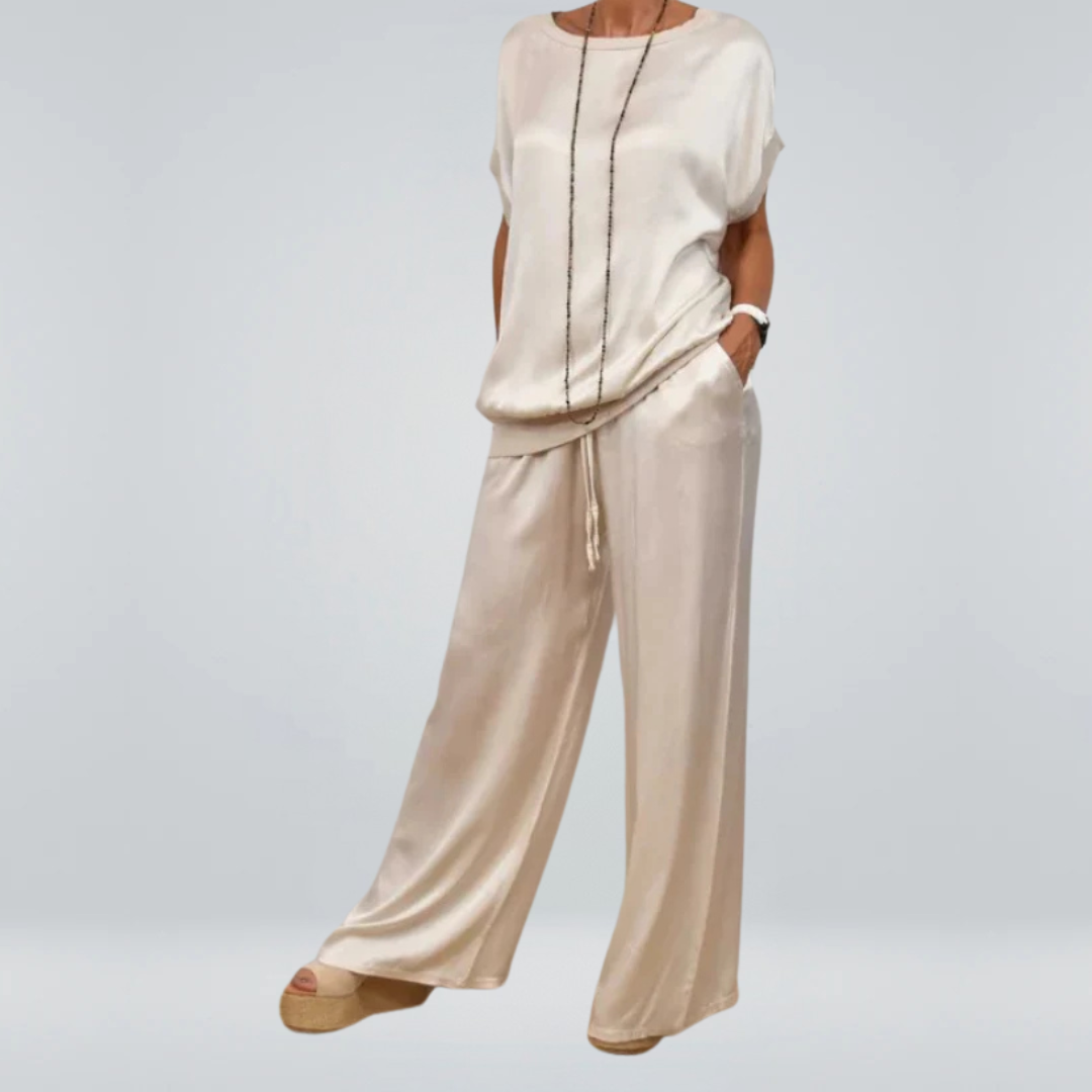 Ensemble élégant à deux pièces Celia de Danoir Paris, vêtement blanc avec détails sophistiqués, porté sur un mannequin.