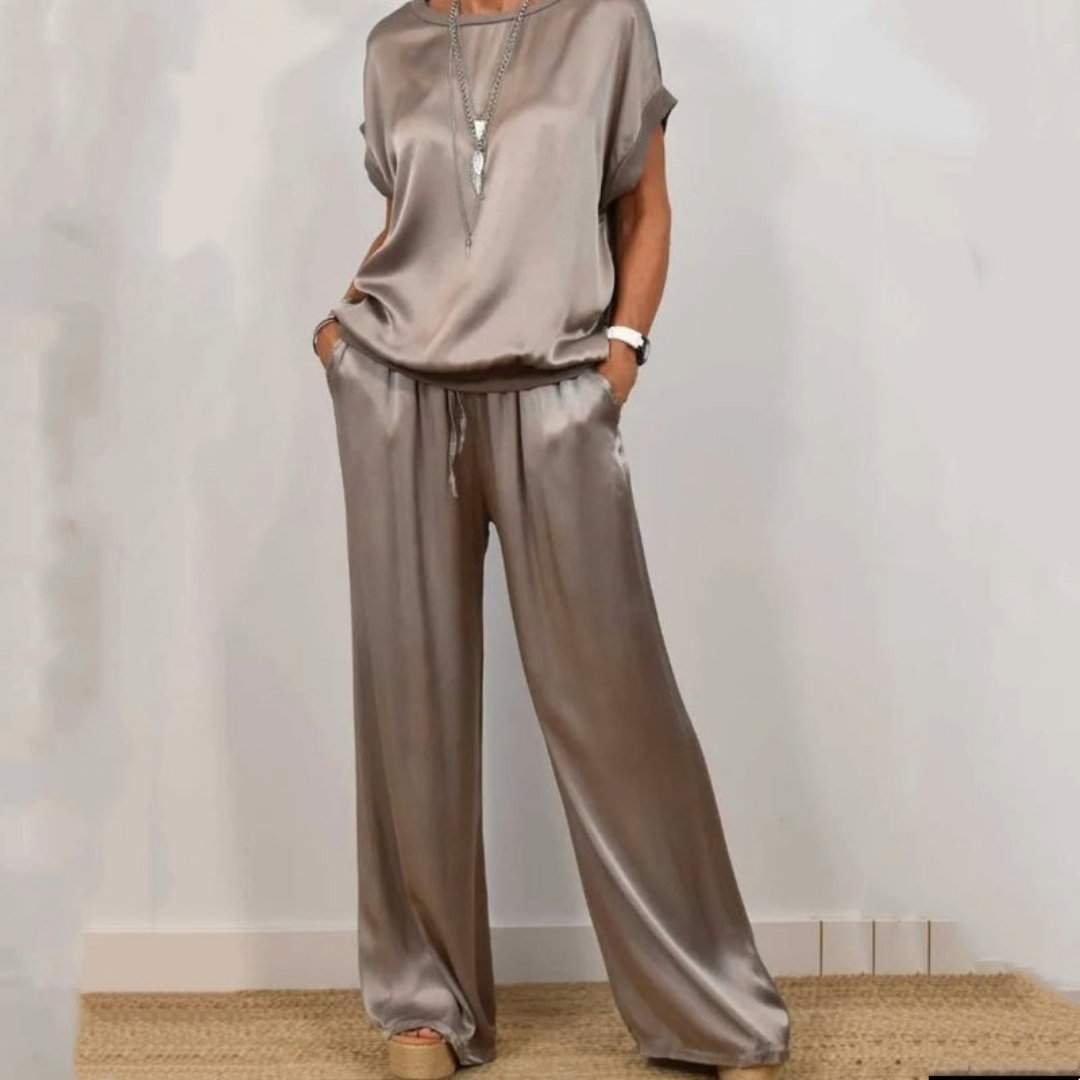 Ensemble élégant à deux pièces Celia de Danoir Paris, vêtement blanc avec détails sophistiqués, porté sur un mannequin.