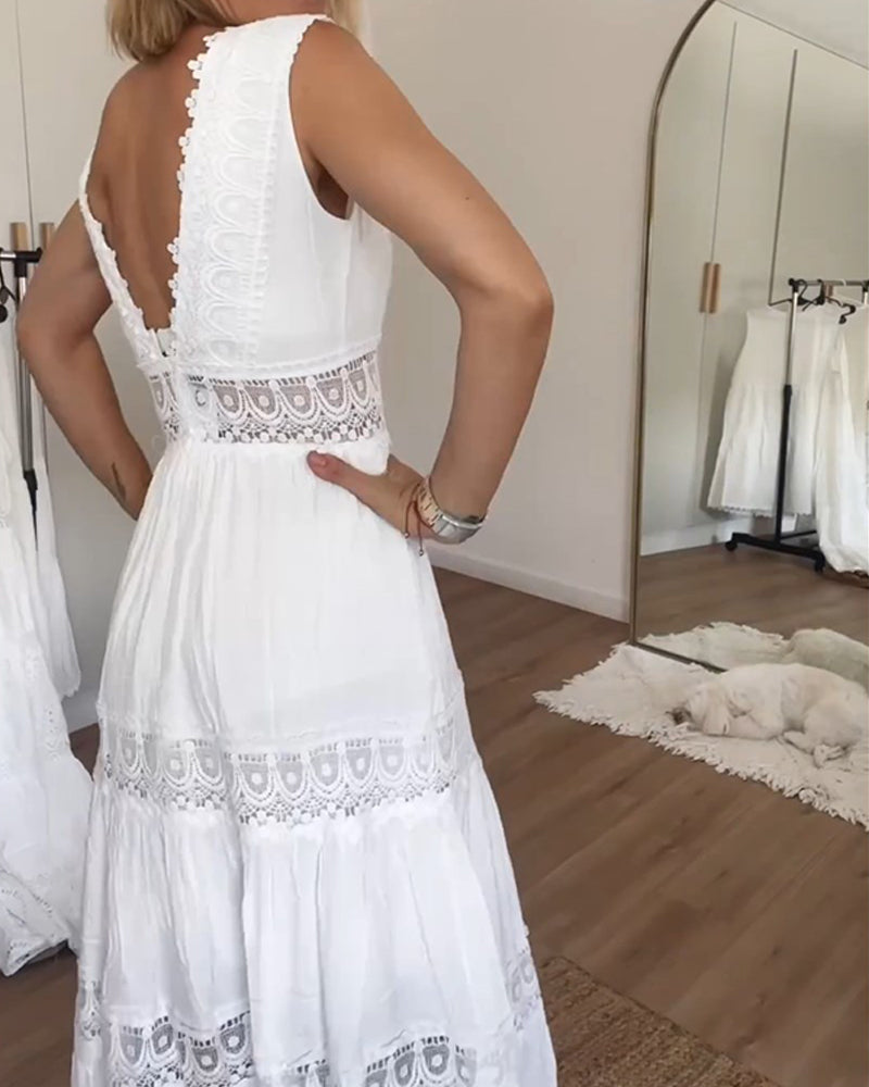 Robe élégante d'été Charlotte de Danoir Paris, en tissu blanc léger avec détails raffinés, portée en journée estivale.