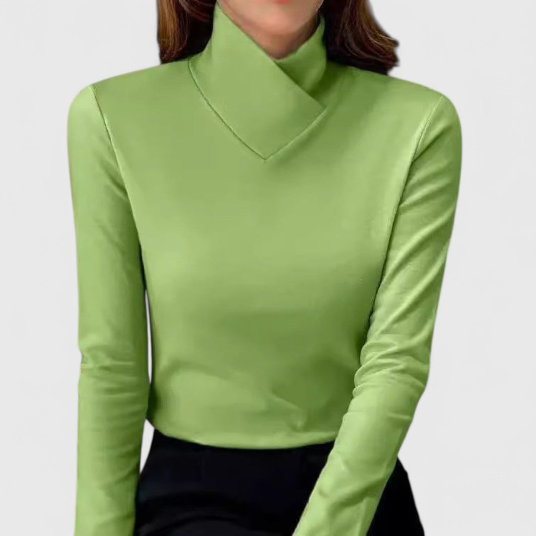 Pull blanc Danoir Paris, élégant avec col montant, porté sur un modèle, en tissu doux et confortable.