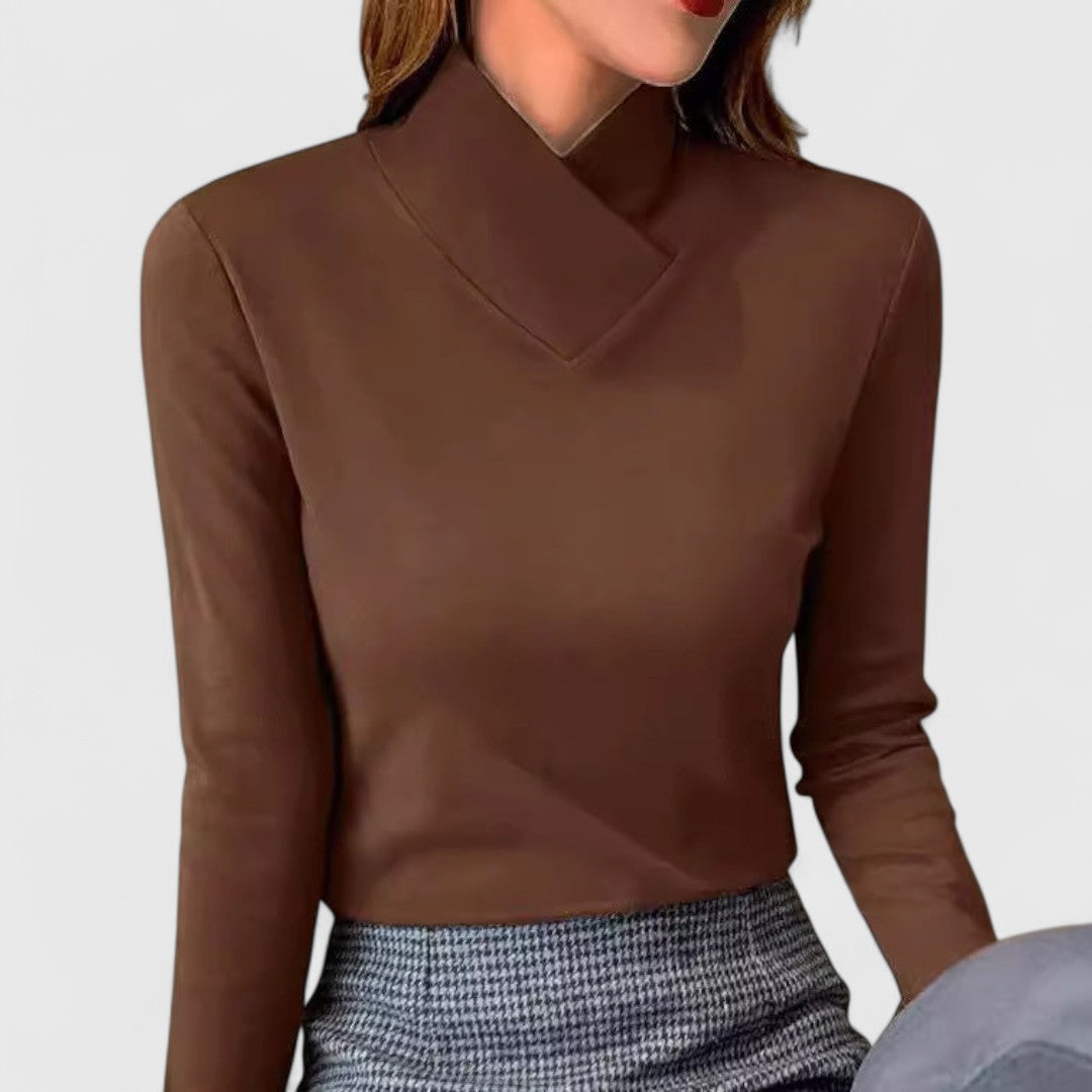 Pull blanc Danoir Paris, élégant avec col montant, tissu doux et coupe moderne visible sur l'image.