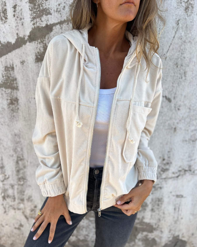 Veste en velours blanche Clémence de Danoir Paris, vêtement confortable avec coupe élégante, vue de face sur fond blanc