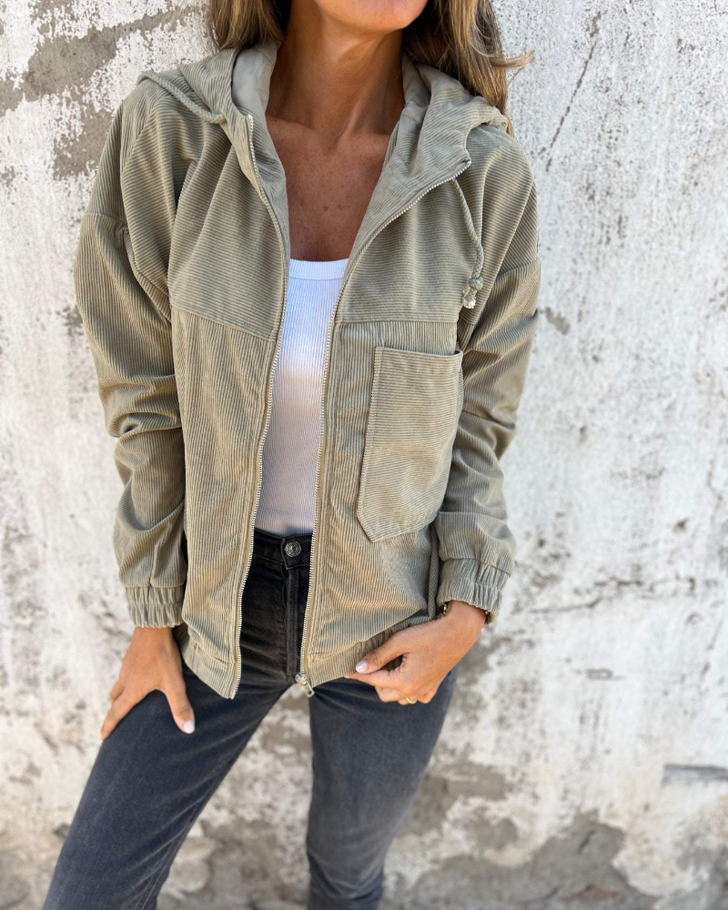 Veste en velours blanche Clémence de Danoir Paris, look confortable et élégant, vue de face sur fond blanc.