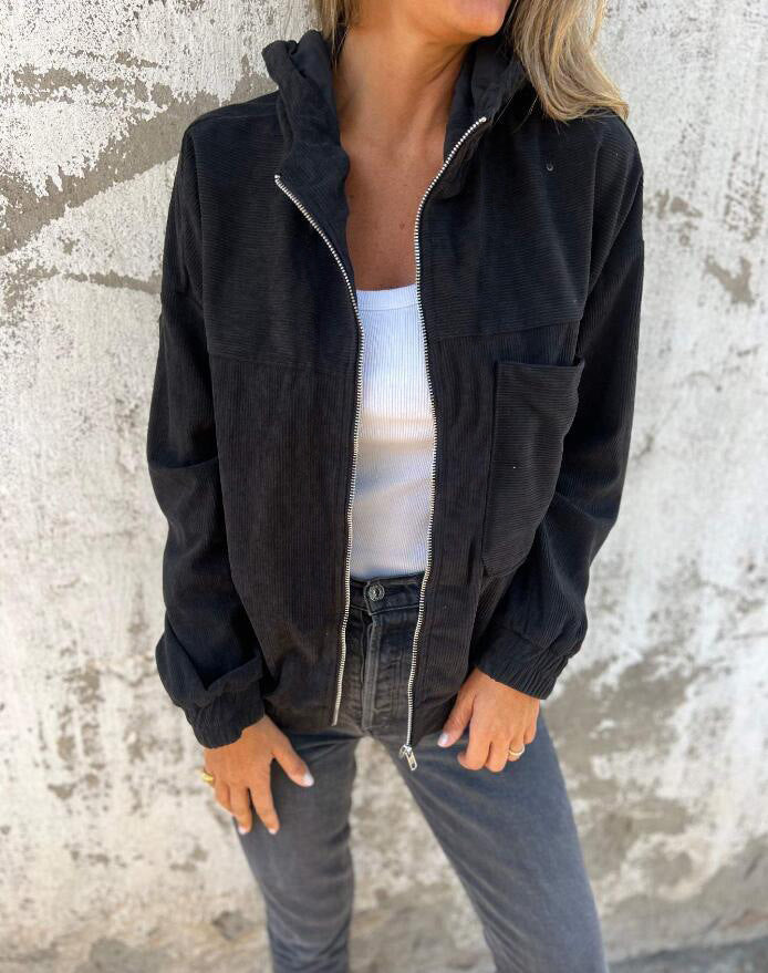 Veste en velours blanche Clémence de Danoir Paris, vêtement confortable avec finition élégante, portée décontractée.