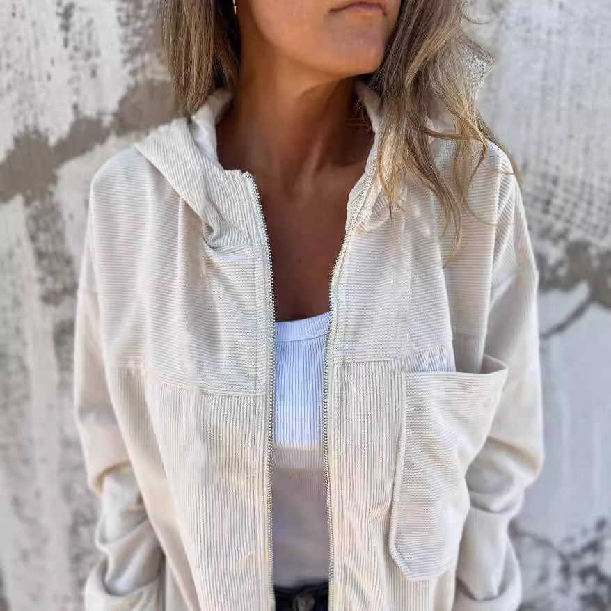 Veste en velours blanche Clémence de Danoir Paris, veste confortable avec finition élégante, portée décontractée.