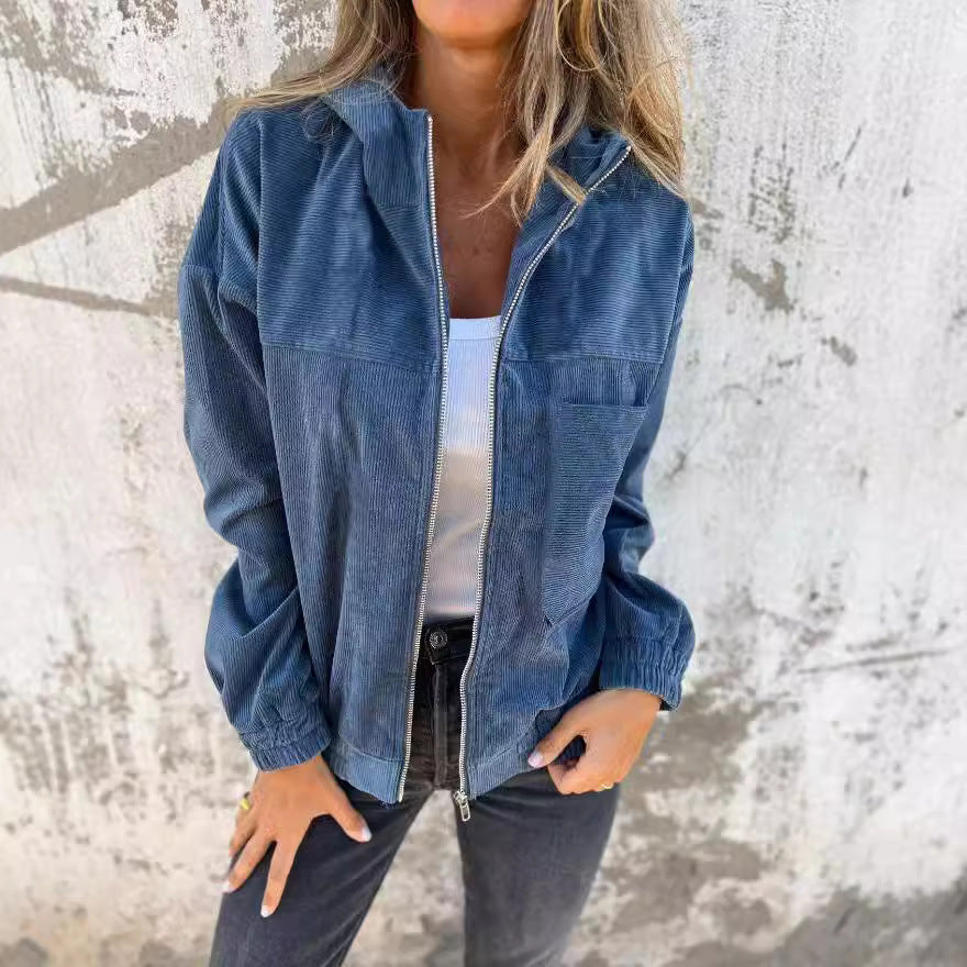 Veste en velours blanche Clémence de Danoir Paris, vêtement confortable avec détail élégant, vue frontale sur mannequin.