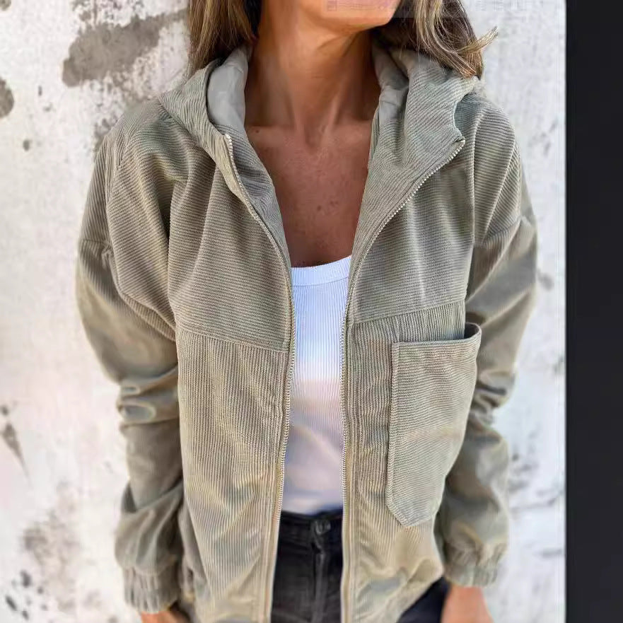 Veste en velours blanche Clémence de Danoir Paris, vêtement confortable avec détails élégants et texture douce visible sur l'image.