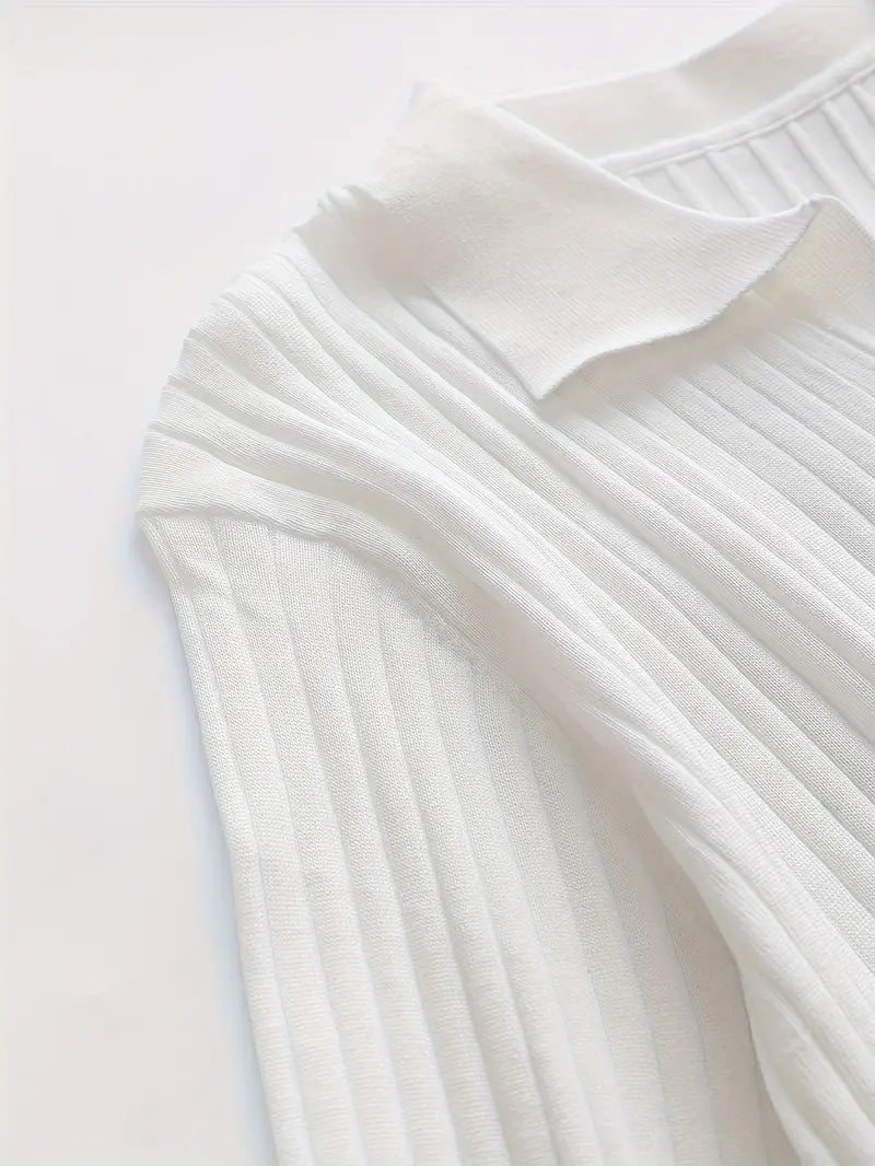 Pull Sogno texturé de Danoir Paris, vêtement blanc en laine douce, porté par un mannequin, détail du tissu texturé visible.