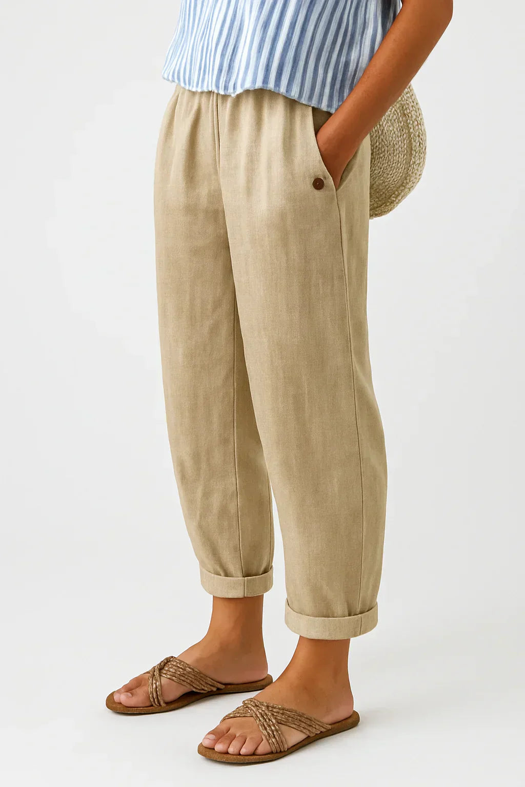 Pantalon léger en lin et coton Edith de Danoir Paris, coupe élégante, couleur blanche, porté avec une blouse blanche.