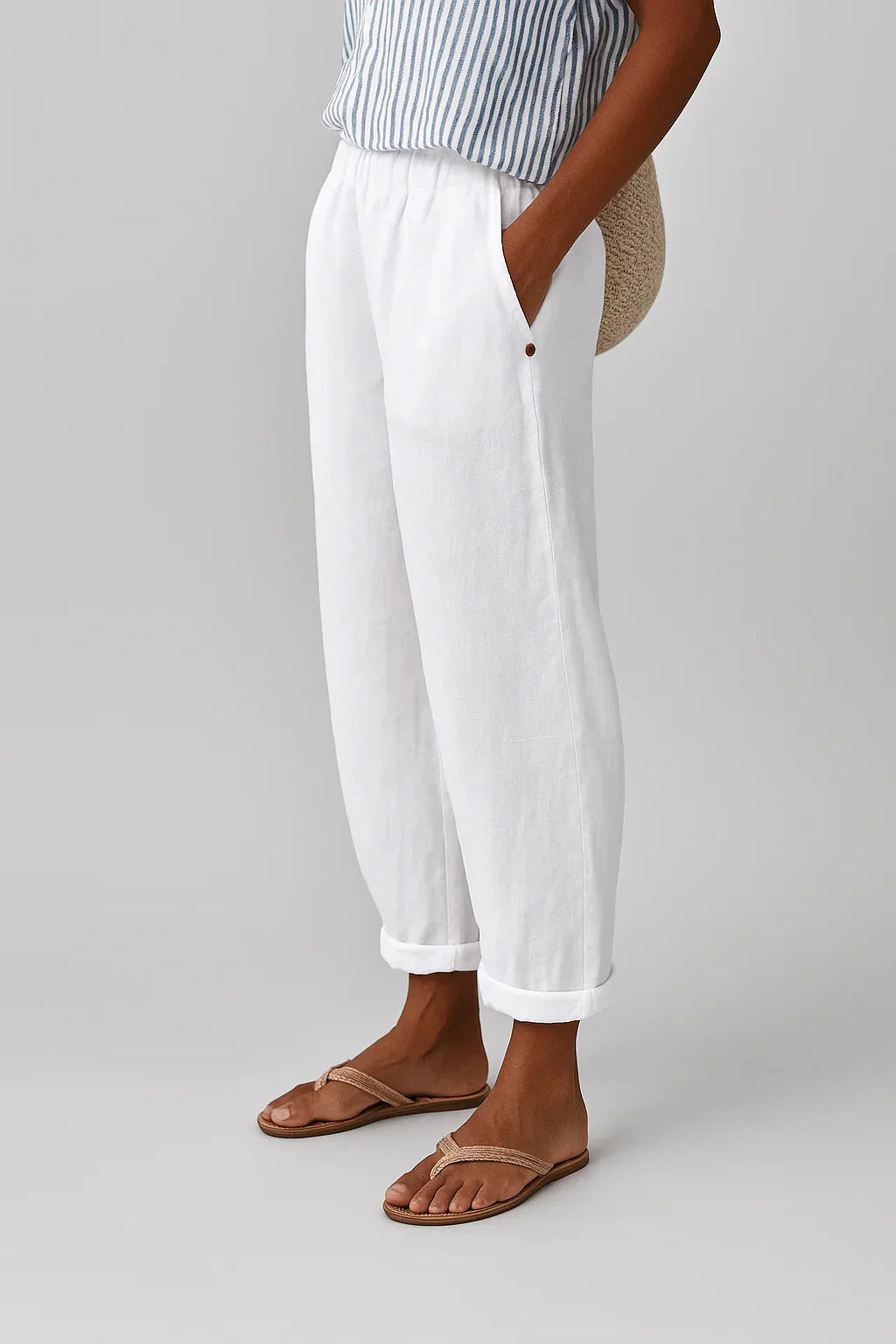 Pantalon léger en lin et coton Edith de Danoir Paris, coupe élégante, couleur blanche, porté avec un haut blanc.