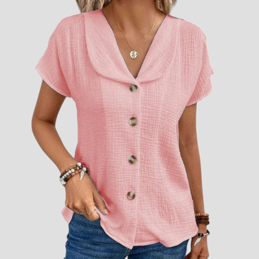 Blouse blanche Danoir Paris Elena, élégante et décontractée, avec coupe fluide et détails subtils, portée en style casual.