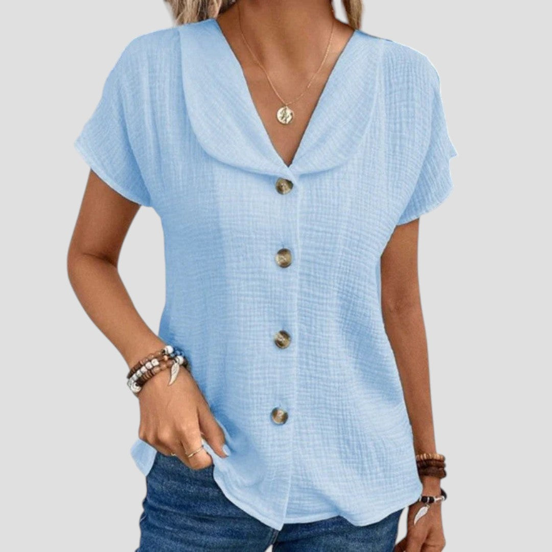 Blouse blanche élégante décontractée Elena de Danoir Paris portée, avec détails de style et tissu léger visible.