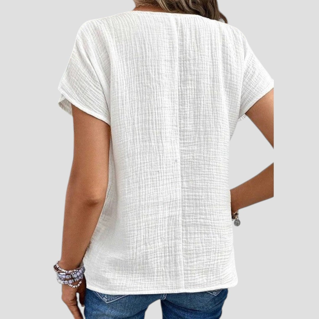 Blouse décontractée blanche Elena de Danoir Paris, élégante et confortable, portée en mode casual.