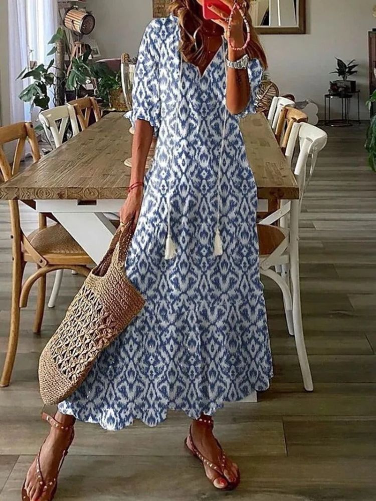 Robe maxi florale veloutée élégante Élodie™ de Danoir Paris, tissu fluide avec motif floral blanc, portée élégante et sophistiquée.