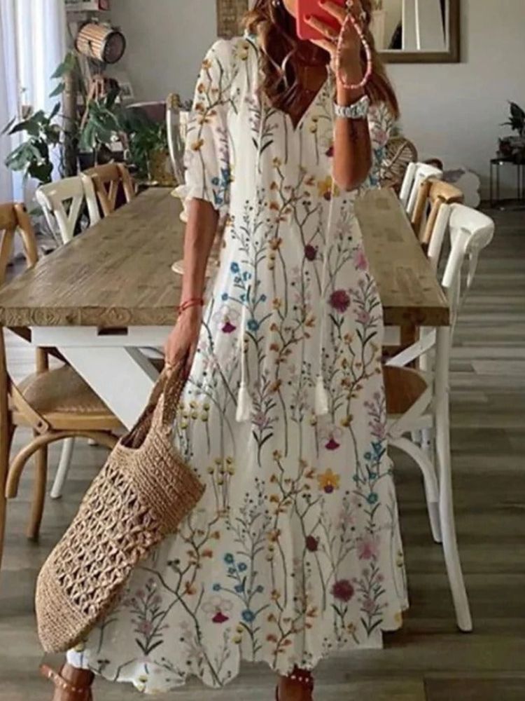 Robe maxi florale veloutée élégante Élodie™ de Danoir Paris, tissu doux et motifs floraux, portée avec style.