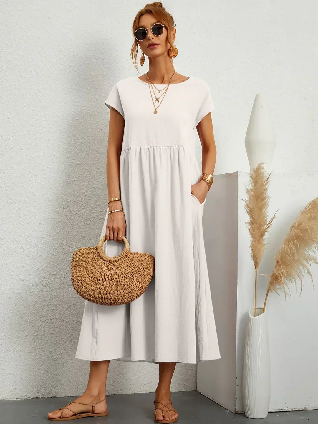 Robe midi fluide Gabrielle™ de Danoir Paris, élégance intemporelle en tissu blanc, portée avec style et simplicité.