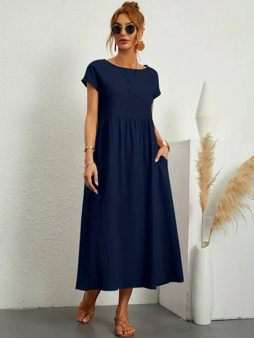 Robe midi fluide Gabrielle™ de Danoir Paris en tissu léger, élégante et intemporelle, portée avec accessoires.