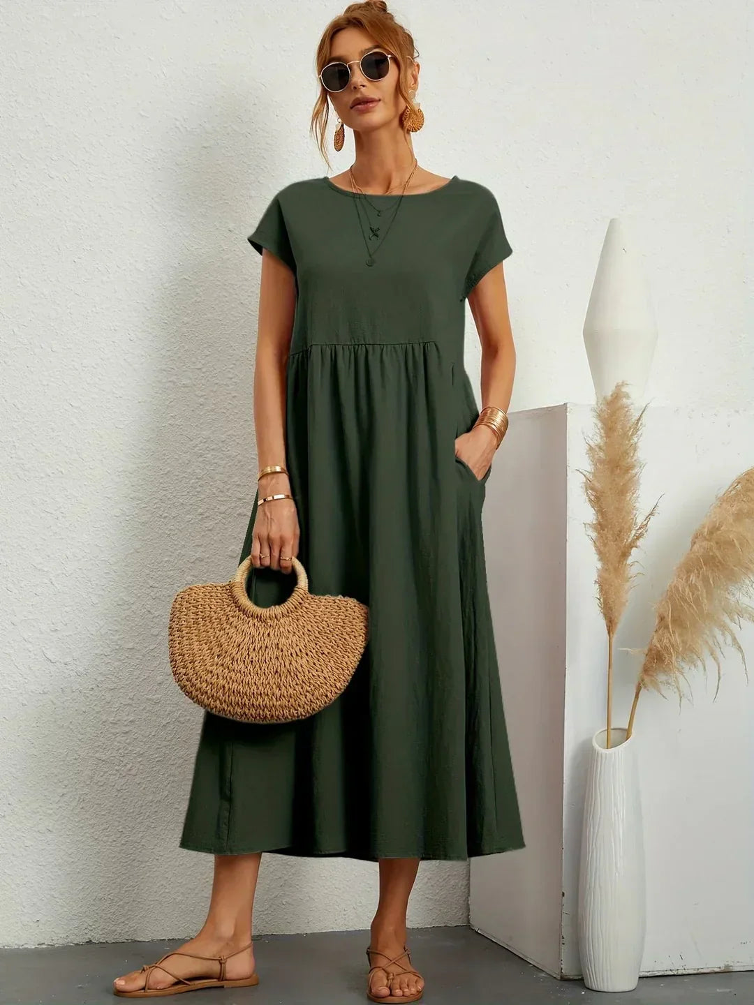Robe midi fluide Gabrielle™ de Danoir Paris en tissu blanc, élégance intemporelle, parfaite pour une tenue sophistiquée.