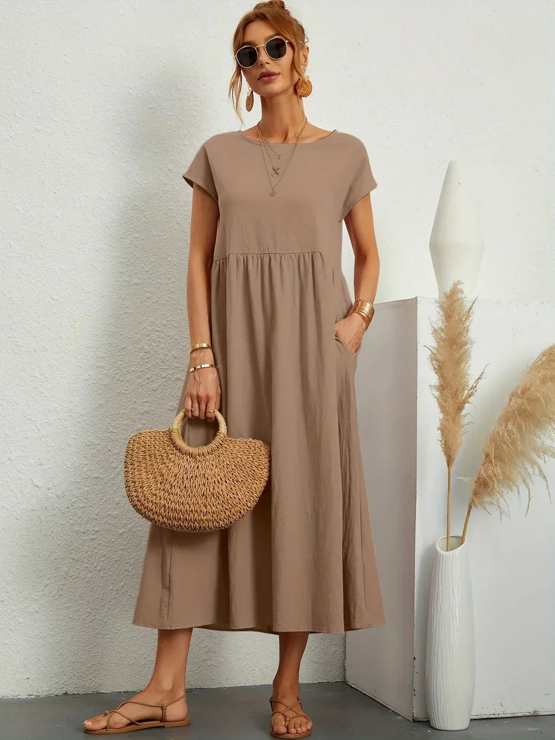 Robe midi fluide Gabrielle™ de Danoir Paris, élégante et intemporelle, en tissu blanc léger et sophistiqué.