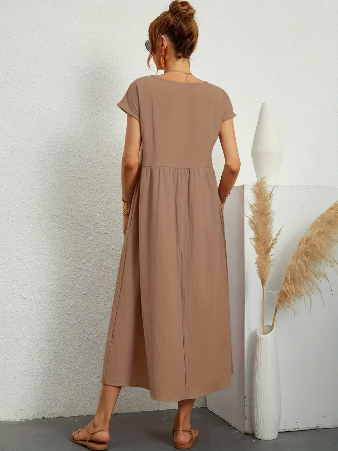 Robe midi fluide Gabrielle™ de Danoir Paris en tissu blanc élégante et intemporelle, portée sur un modèle.
