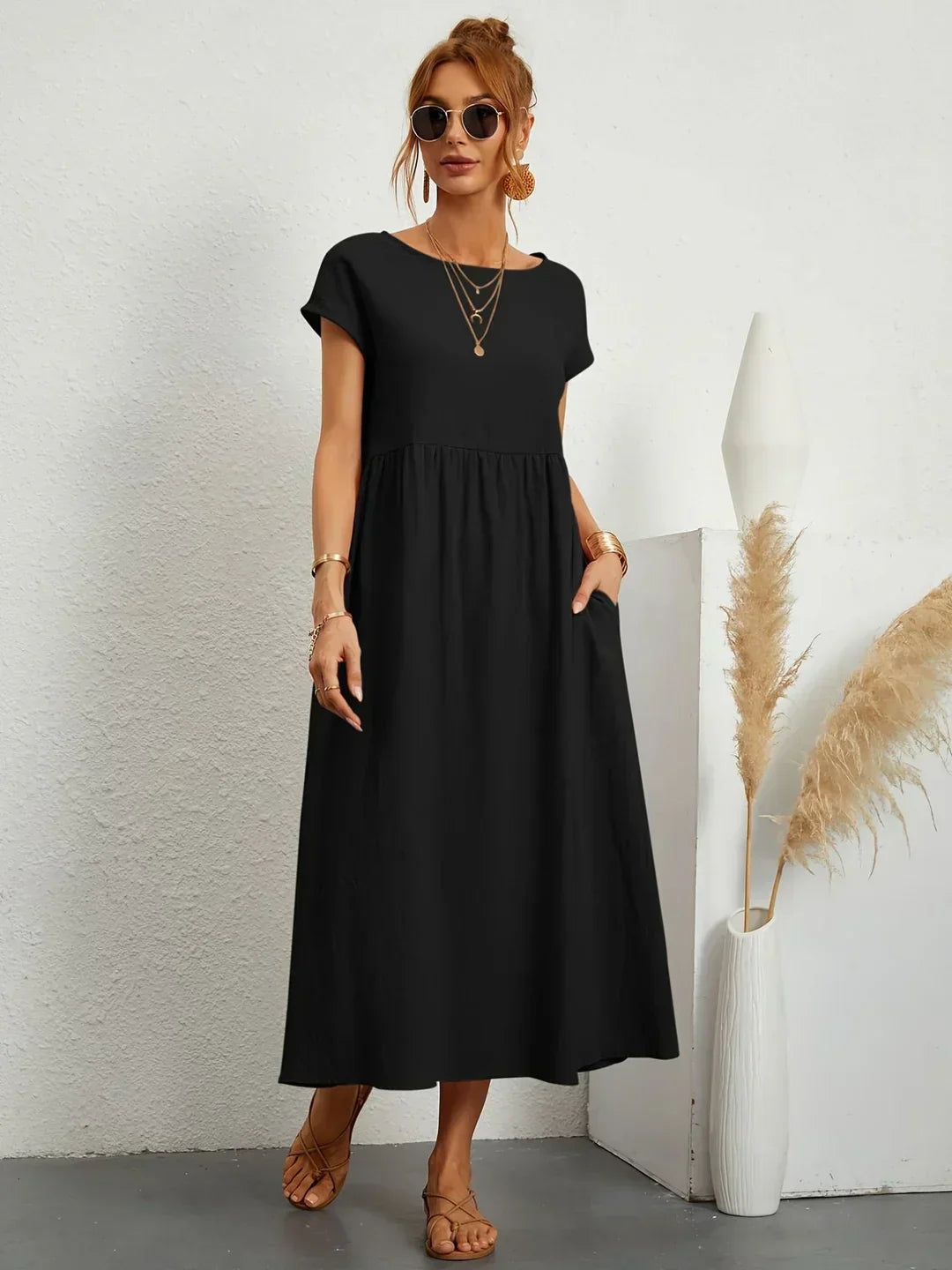 Robe midi fluide Gabrielle™ de Danoir Paris, élégance intemporelle, tissu léger et coupe fluide, portée élégante et sophistiquée.