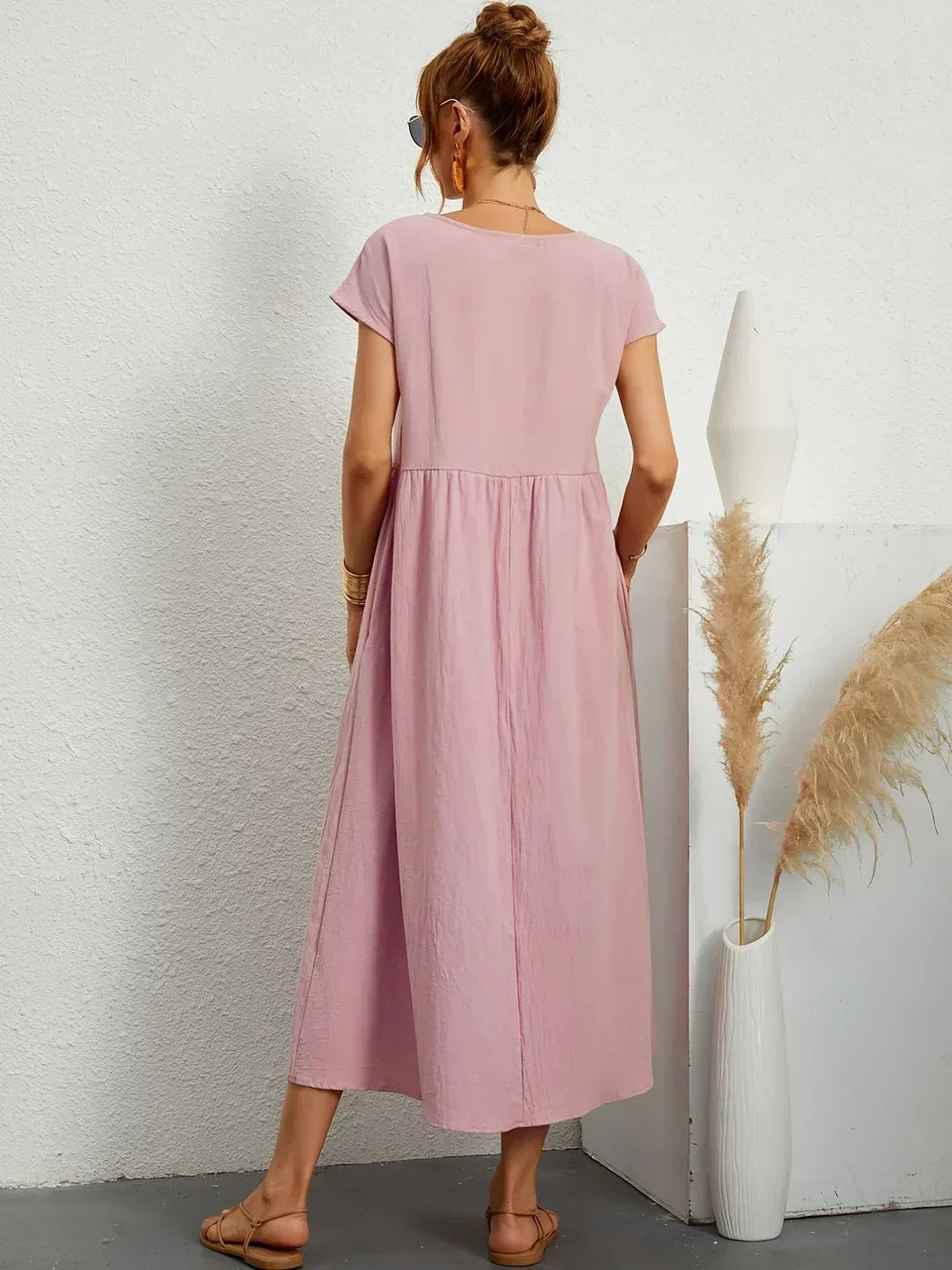 Robe midi fluide Gabrielle™ de Danoir Paris, élégante, blanche, avec coupe intemporelle, parfaite pour une allure sophistiquée.